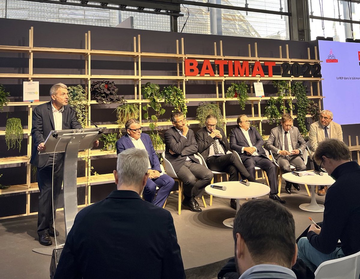 valobat_eco's tweet photo. [#Batimat] Pour entamer cette deuxième journée à @Batimat, Hervé de Maistre et Jérôme d’Assigny  ont animé une table ronde adressant les enjeux de la #REPbâtiment pour la diversité des acteurs ! 
Retrouvez nos équipes au Pavillon 1, stand J032 🤙 https://t.co/cCmdLwCsPn