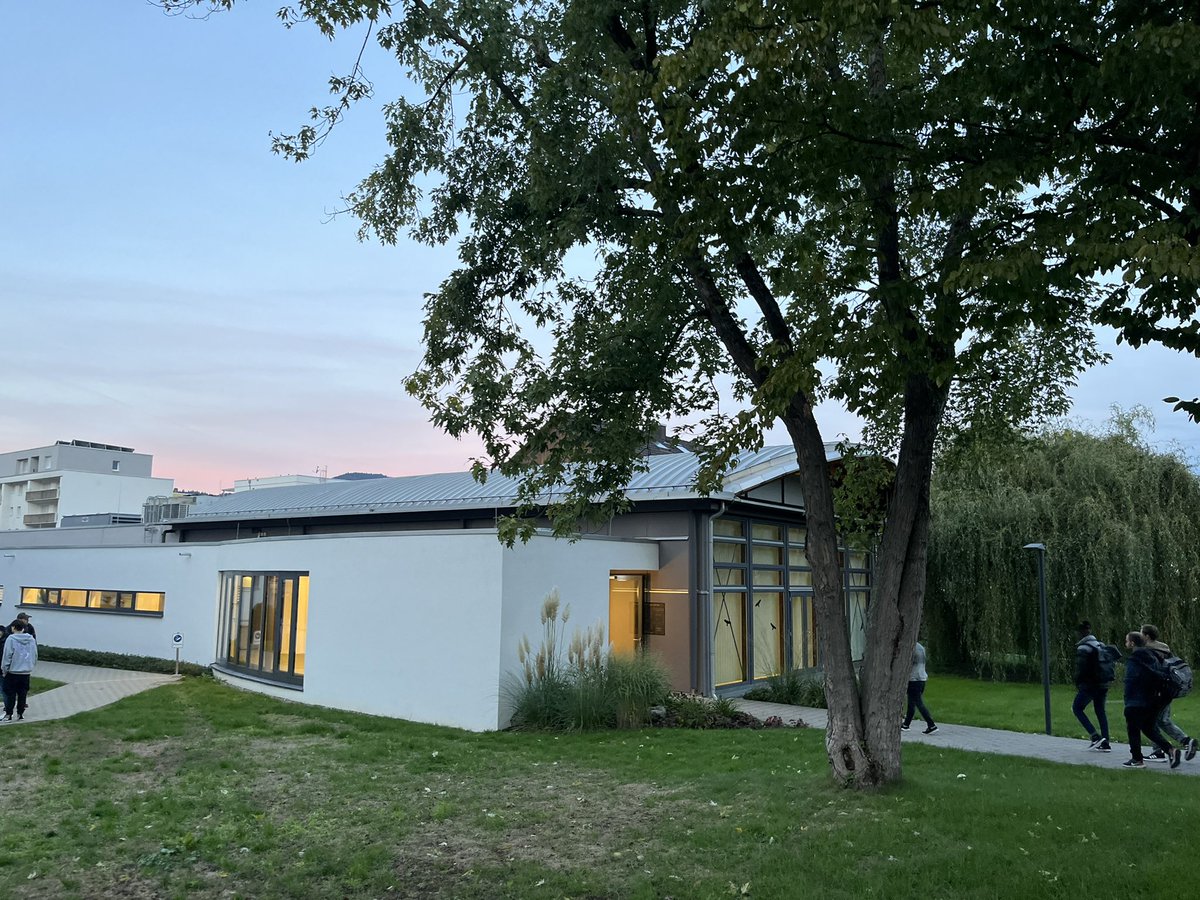 Papierzentrum's tweet photo. Herzlich willkommen bei uns im @Papierzentrum 🏡♻️🌳🌲❗️Heute morgen durften wir 7️⃣4️⃣ neue #Auszubildende erstmals bei uns im #Papierzentrum begrüßen, die heute ihren 1️⃣. #Schultag an der #Papiermacherschule #Gernsbach – #Schulzentrum #Papiertechnik haben. (…) 1️⃣/3️⃣ https://t.co/EJP8FlDFtQ