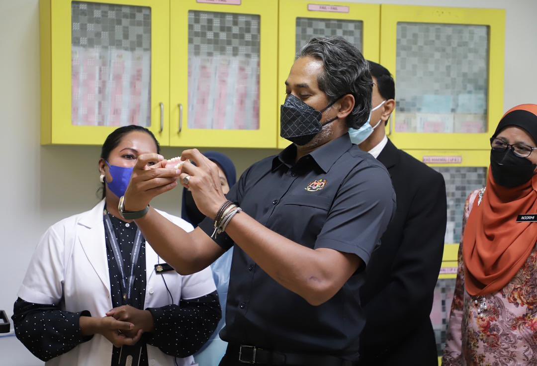 Khairykj's tweet photo. Had a look at the proof of concept (POC) pilot project for 3D printed dentures at Klinik Pergigian Bandar Botanik, Klang today. With this, 300 dentures can be completed per month at the clinic compared to only 90 now. Project is also being carried out at Klinik Pergigian KL. https://t.co/Gh7ih2yghD