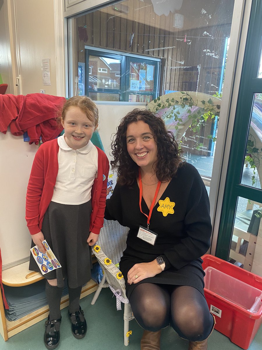 TheWorryWizard's tweet photo. We shared so many smiles when I visited a Very Special #WorryWizard school last week @broadbentfold I got to meet their team of incredible #WellbeingShineChampions who run assemblies every week & Lottie was stunned when I ‘almost!’ fitted in her homemade Wellbeing chair 😘! Amy✨ https://t.co/QmKLBh5E0F