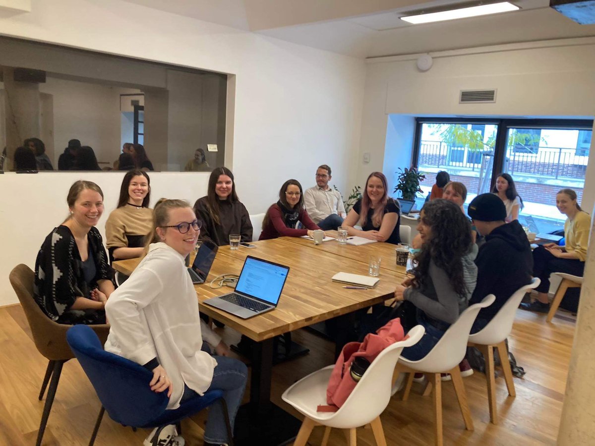 ResearchTuesday's tweet image. Dnes se s naší výzkumnou komunitou @KaizlerovaM a @Holubina dělí o případovku z mapování B2B uživatelské cesty v LMC. (fotí @divani)