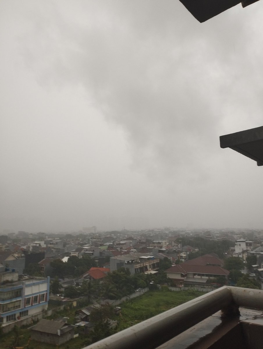 isaacdavidhe's tweet image. Its rainong in Indonesia rn guys