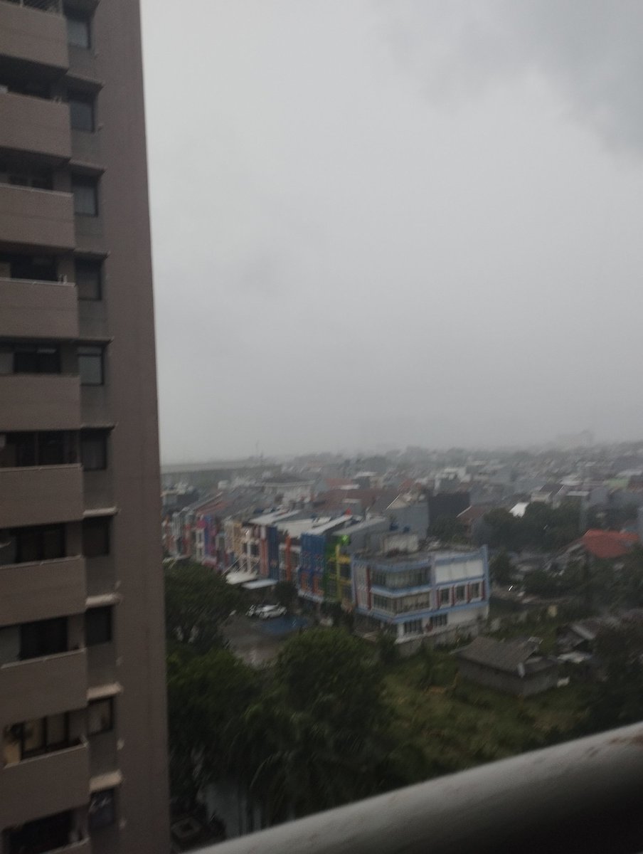 isaacdavidhe's tweet image. Its rainong in Indonesia rn guys