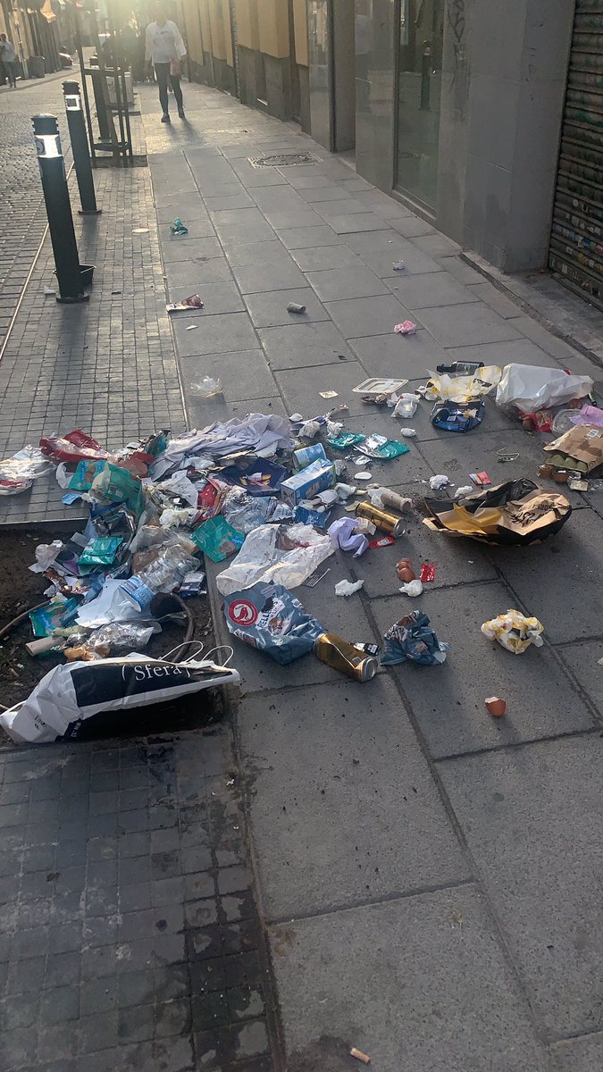 ClaraMadrid's tweet photo. @MADRID @ComunidadMadrid @AlmeidaPP_ @IdiazAyuso CALLE LA PALMA. Está todo el barrio igual… vergüenza https://t.co/BZUw8mmMZx