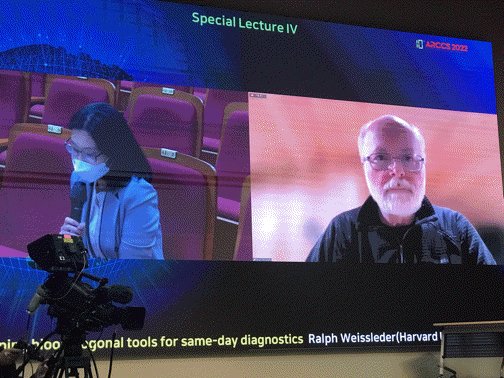 HakhoLee Lab (@hakholee_lab) on Twitter photo Dr. Weisslder (<a href="/WeisslederLab/">Weissleder</a>) is giving a special lecture (4 am in Boston) for the audience in Korea! The moderators were his trainees who are now faculty. Go <a href="/MGHCSB/">MGH Center for Systems Biology</a>! @MGH_RI Dr. Weisslder (<a href="/WeisslederLab/">Weissleder</a>) is giving a special lecture (4 am in Boston) for the audience in Korea! The moderators were his trainees who are now faculty. Go <a href="/MGHCSB/">MGH Center for Systems Biology</a>! @MGH_RI