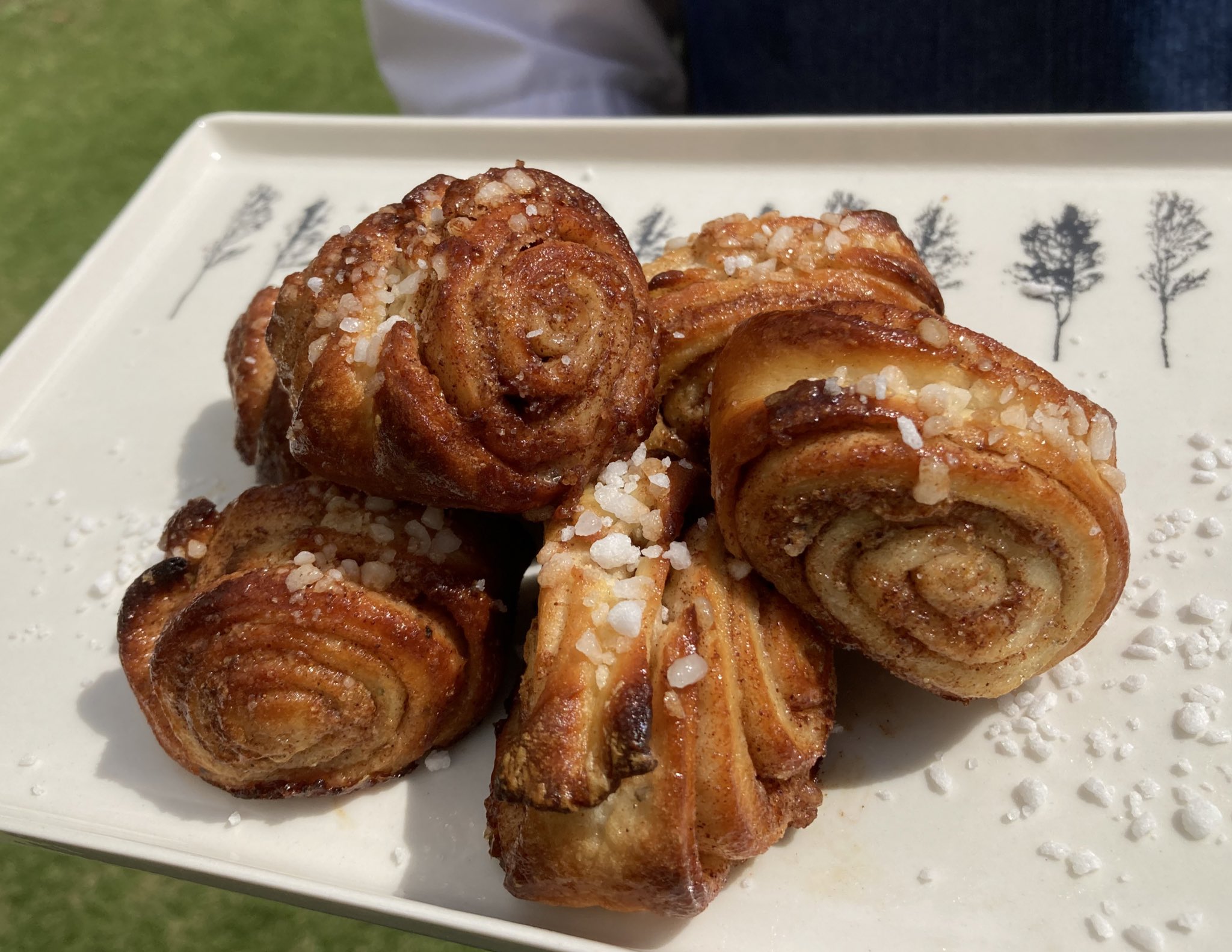 駐日フィンランド大使館 今日は シナモンロールの日 フィンランドのシナモンロールは独特の形をしていて ビンタされた耳 を意味する こるゔぁぷーすてぃ と呼ばれています 家で作る時も指でわざわざつぶします 家やお店に寄って 潰れ具合や硬さ