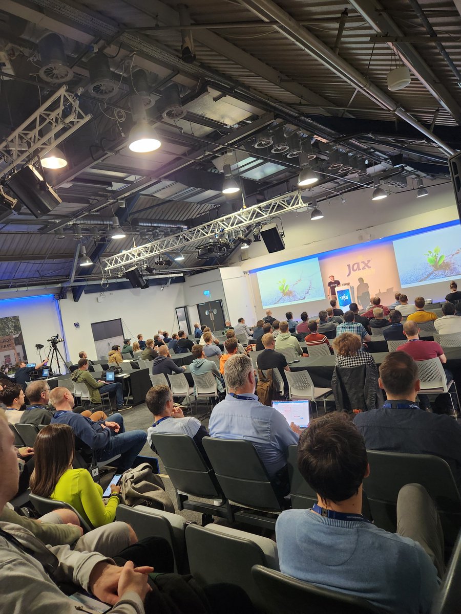 jaxlondon's tweet photo. Packed house for opening #keynote by @sanderhoogendrn on #zen of #programming and #beautifulcode.  

#jaxlondon #conference #Java #softwareinnovation https://t.co/CpxJsrLcdX