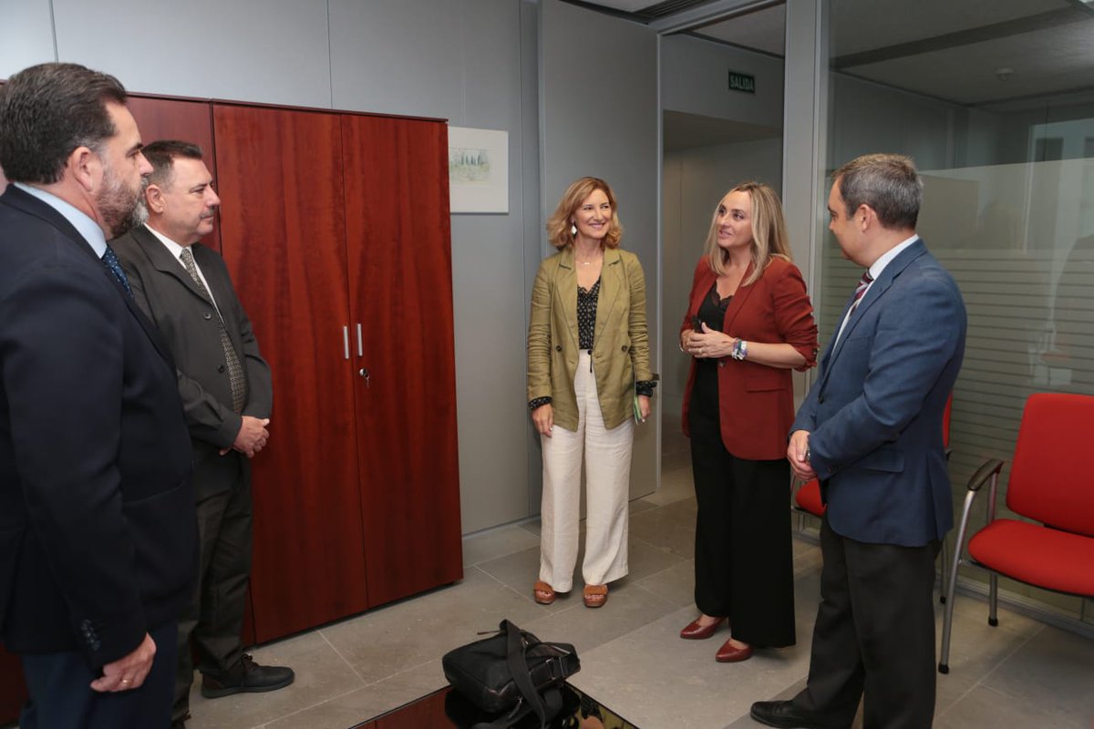 FomentoAND's tweet photo. ✍️ Hoy hemos firmado con la Federación de Asociaciones de Instaladores de Andalucía (#FADIA) el #protocolo de colaboración para los programas #Ecovivienda 🏘️ 🌳 en nuestra comunidad.

#Vivienda #Epyme @Epymesevilla https://t.co/HiS1nE1f3B