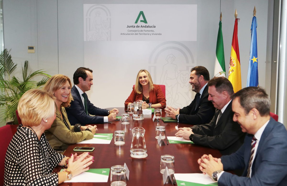 FomentoAND's tweet photo. ✍️ Hoy hemos firmado con la Federación de Asociaciones de Instaladores de Andalucía (#FADIA) el #protocolo de colaboración para los programas #Ecovivienda 🏘️ 🌳 en nuestra comunidad.

#Vivienda #Epyme @Epymesevilla https://t.co/HiS1nE1f3B