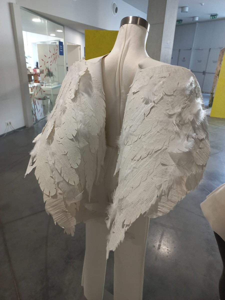 CiTextil's tweet photo. Las alumnas de 2º Básica Textil han visitado hoy la exposición del certamen #ArteJoven2022 en el @centrohuarte Innovadoras ideas!!☺️
#Navarra #donibane #moda https://t.co/5aGIQVwRjb