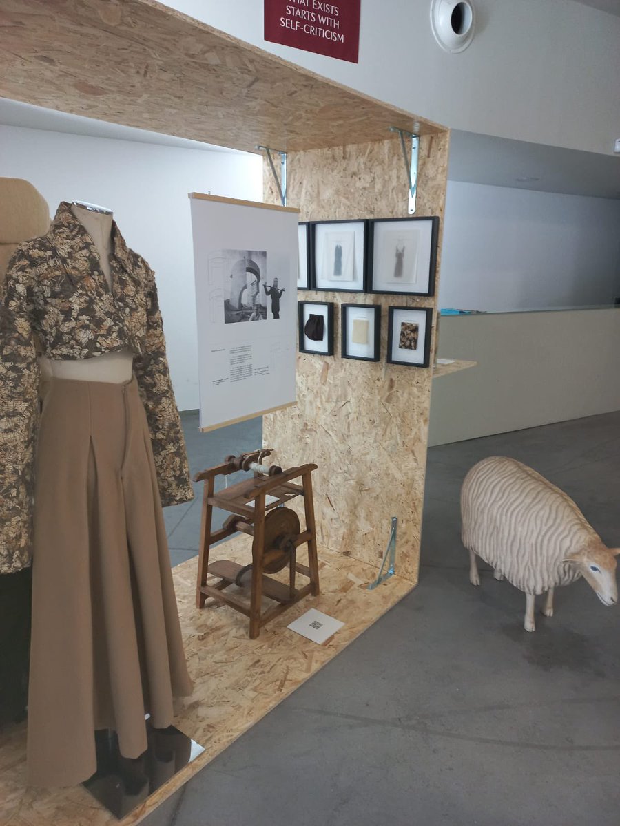 CiTextil's tweet photo. Las alumnas de 2º Básica Textil han visitado hoy la exposición del certamen #ArteJoven2022 en el @centrohuarte Innovadoras ideas!!☺️
#Navarra #donibane #moda https://t.co/5aGIQVwRjb