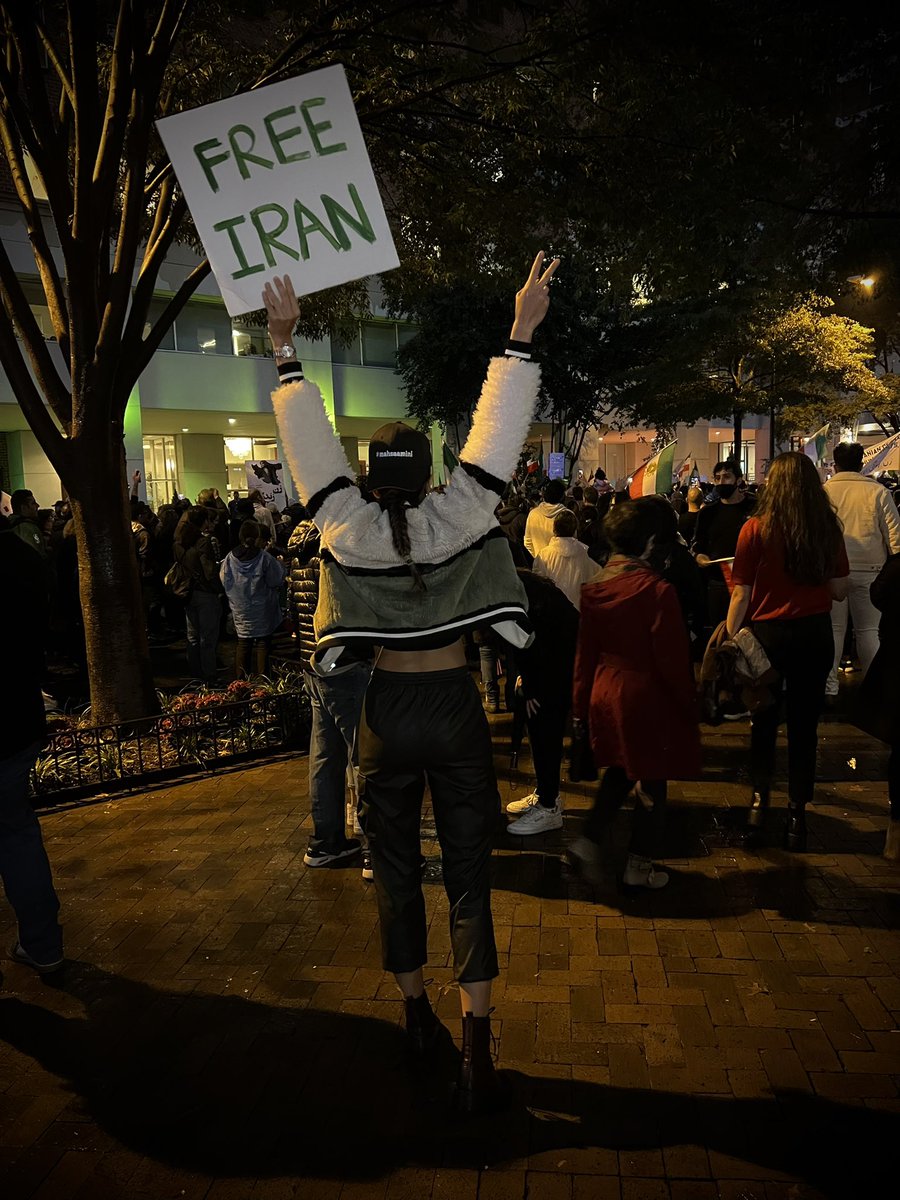 Dahysaar's tweet photo. The Iranian revolution against the Islamic Republic continues in Iran
#Isfahan
#Tehran 
#IranProtests2022 
#IranProtests 
#MahsaAmini 
#Mahsa_Amini
#مهسا_امینی
#اعتراضات_سراسری https://t.co/qHDifdjNXI