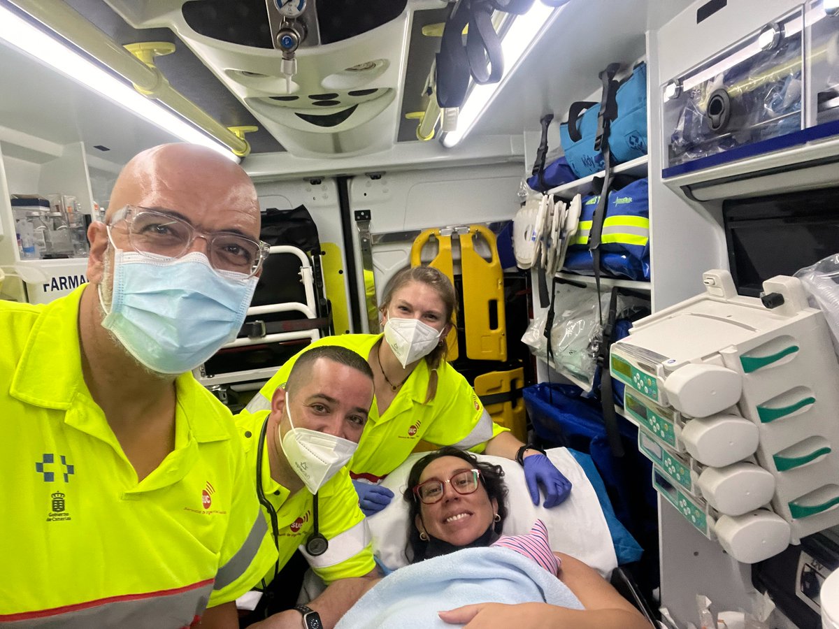 112canarias's tweet image. Una mujer da a luz en una ambulancia medicalizada del #SUC cuando se encontraba de camino al hospital en #TENERIFE 

Más información⬇️
www3.gobiernodecanarias.org/noticias/una-m…