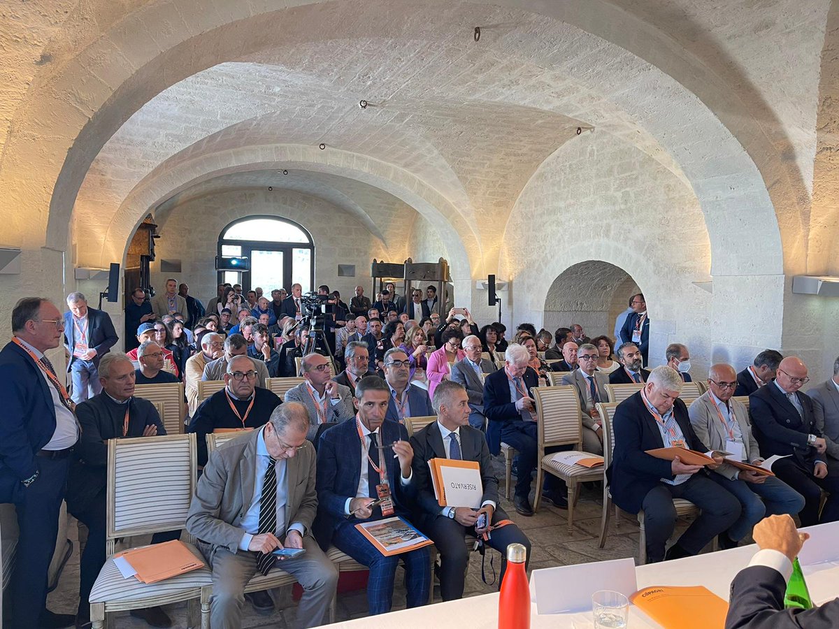 CopagriPuglia's tweet photo. La relazione del presidente Michele #Palermo apre i lavori del IV Congresso della @Copagri della @RegionePuglia, dedicati al tema “Tutelare l’#agricoltore per difendere il #territorio” e in corso a #Bari alla presenza dell'assessore all'agricoltura Donato #Pentassuglia. https://t.co/z1PqaAOBxK