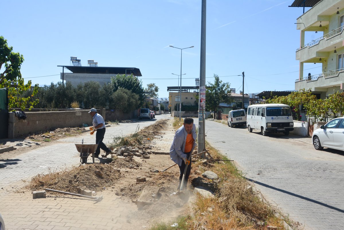 koskbelediyesi's tweet photo. 📍 Serdaroğlu - Bahçe Sokak
Başkanımız Nuri Güler tarafından Köşk'e kazandırılan ve doğalgaz çalışmasında, ekiplerimiz yaklaşan kış mevsimi öncesi parke taşı döşemesini tamamlamak için dört bir koldan çalışmalara devam ediyor #nuriguler #koskbelediyesi #KöşkİçinCanlaBaşla #kosk https://t.co/zTBLEnbkSy