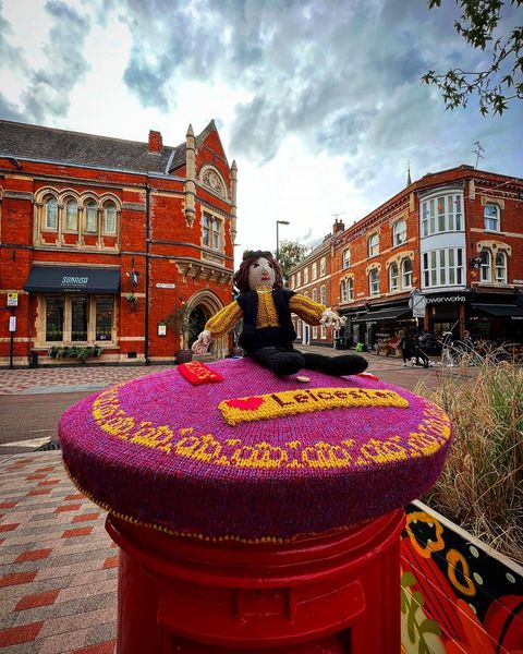 A beautiful King Richard III knitted post box topper appeared in Leicester’s Old Town this weekend to mark the King's 570th birthday. 👑 🧶 
Huge thanks to Ranjit - @ranj82 on Insta for sharing his fabulous photo.