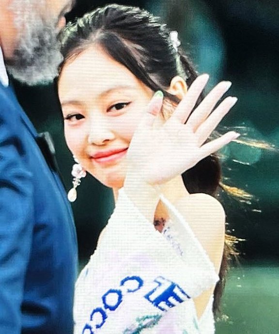 on Twitter "everyone has a crush with jennie kim"