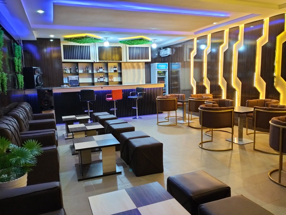 bakerind_'s tweet photo. We're finally open for operations. Get a feel of luxury and comfort when you chill and relax at Bakerverse Suites.

Room rate: N20,000/night

Location:  3 Erimionren Close, off Osamagioghomwenwi Street

🛌 Executive rooms
🏊‍♂️ Pool bar
🛋 Relaxation bar and Restaurant
🥂Private ... https://t.co/TR6juegGXP