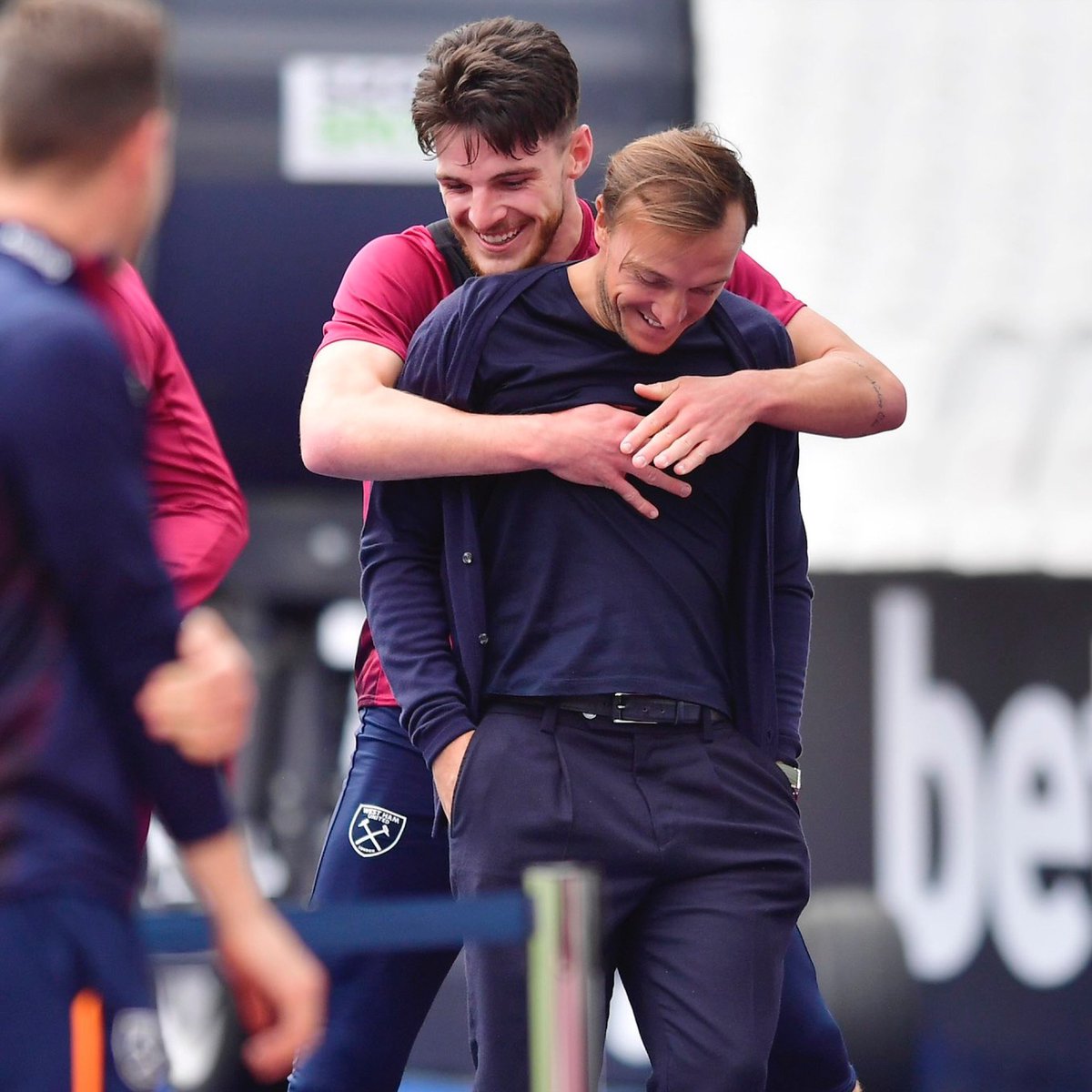 🛠 Declan Rice &amp; Mark Noble reunited 🥰

📸: <a href="/WestHam/">West Ham United</a> | #UECL