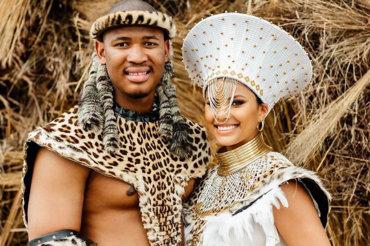 TheCitizen_News's tweet photo. πΈPICTURES: Former Miss SA Tamaryn Green embraces her new culture at her gorgeous Umabo wedding ceremony. Check out these beautiful pictures: https://t.co/0MFJgxDFot
#umabo #TamarynGreen #celebritywedding https://t.co/3ZIRhl8rh0