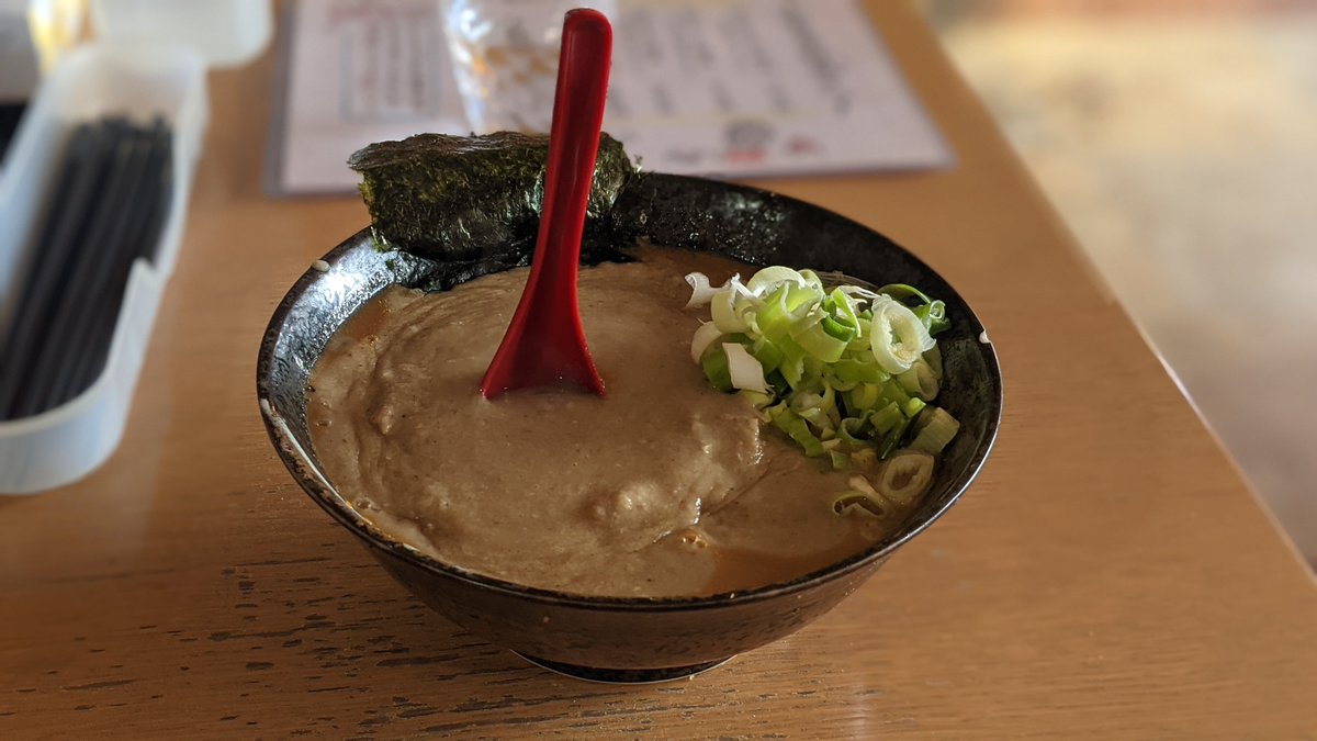 ishii_orio's tweet photo. アァーーイッ！で有名な🍜も行ってきましてん

レンゲ立ててみた https://t.co/LGPD8ONOa3