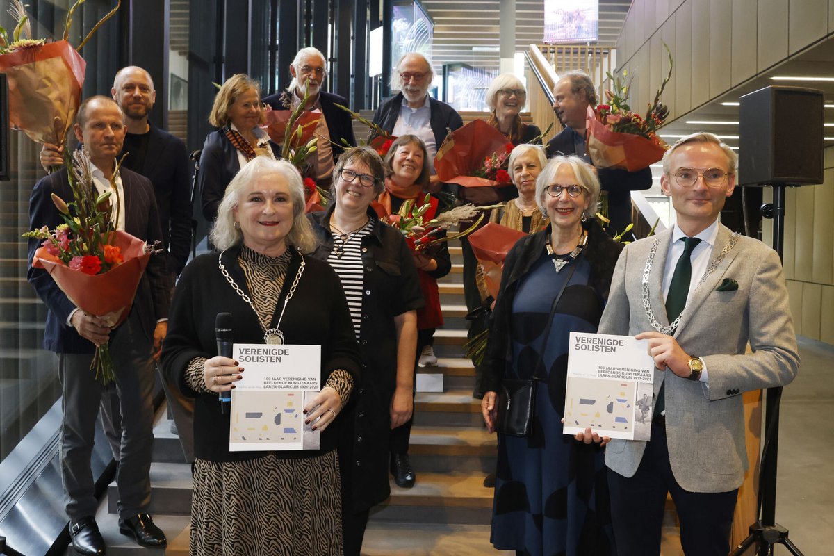 Gisteren ontvingen de burgemeesters van Laren en Blaricum het 1e Eeuwboek van Kunstenaarsvereniging Laren-Blaricum: '100 jaar Verenigde Solisten'. Een kunst-encyclopedie die een overzicht geeft van alle illustere kunstenaars in gemeenten Laren en Blaricum. kunstenaarslarenblaricum.nl