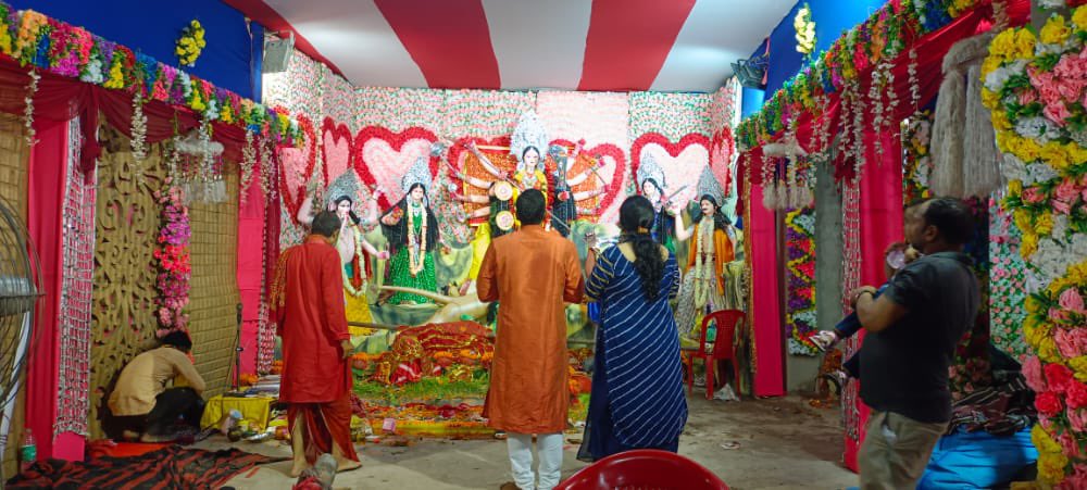 ipskumarashish's tweet photo. सर्वभूता यदा देवी भुक्तिमुक्तिप्रदायिनी ।
त्वं स्तुता स्तुतये का वा भवन्तु परमोक्तयः॥
💐🙏🏻💐🙏🏻💐🙏🏻💐🙏🏻
आप सबों को सपरिवार #दुर्गा_महानवमी की हार्दिक शुभकामनाएं। #माँ_सिद्धिदात्री हमें यश, आरोग्य, धन,धान्य ,सुख, शान्ति, समृद्धि, स्वास्थ्य एवं सुदीर्घ जीवन प्रदान करें।🙏🏻
#DurgaPuja https://t.co/2Lj7pQfO4V