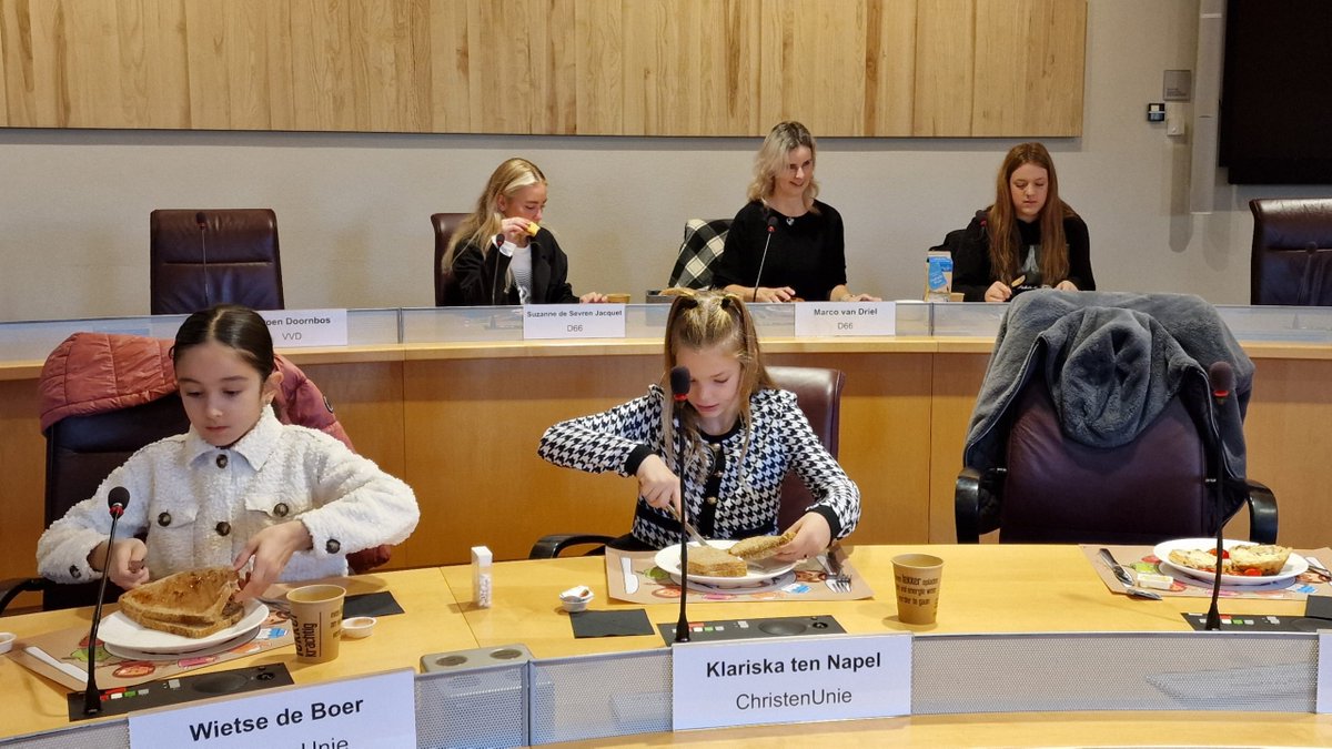 rtvfocuszwolle's tweet photo. Eens een keer niet thuis ontbijten of op school maar in de raadzaal met de burgemeester. Hoe leuk is dat! @arendkisteman van De Stadsbakker was vanochtend al om half 5 🐓🍞 op om de broodjes te bakken voor de leerlingen van OBS de Springplank #Dieze
📺 → https://t.co/5WZ6JJLHoO https://t.co/5iQucxkuYM