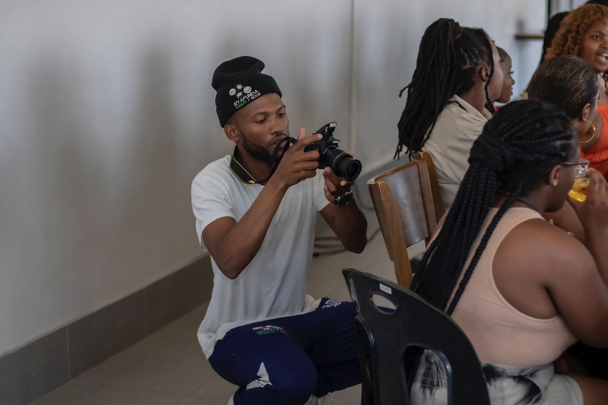 SiyafundaSA's tweet photo. Book lovers capturing memories. @Beki_the_Xhosa @nelisa_Xuba @Ntokozo_Books 

📸 @WhoAreWeSA https://t.co/fjIcaqeVRu