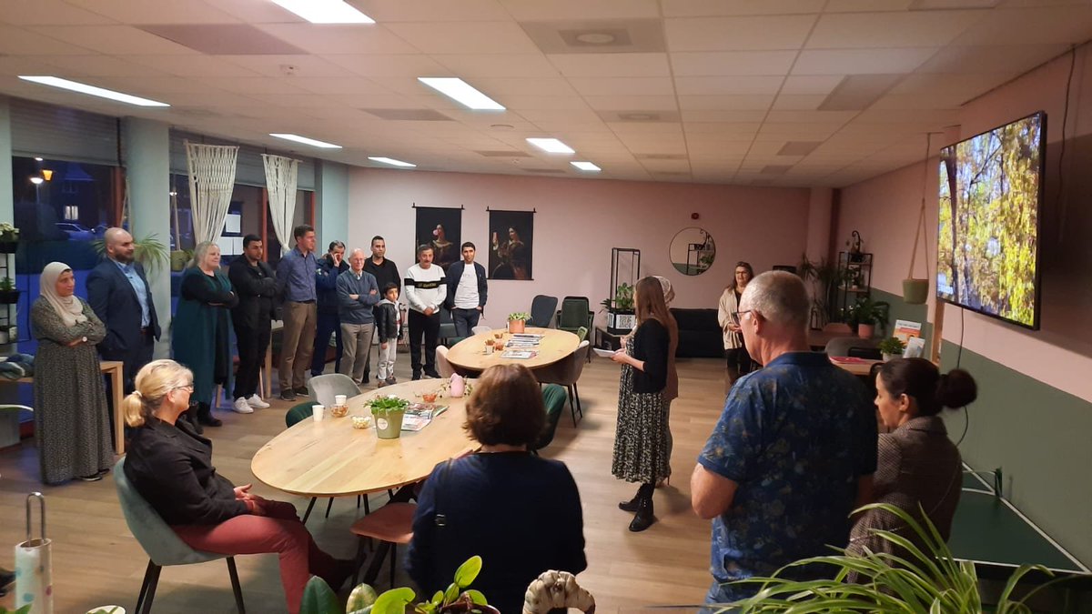 15 deelnemers ontvangen hun Certificaat van wethouder <a href="/mariekevbijnen/">Marieke van Bijnen</a> voor het project 'Gezond Participeren'. Samen met <a href="/WelzijnPN/">SWOP Pijnacker-Nootdorp</a> en <a href="/PijnackerNootdp/">Pijnacker-Nootdorp</a> bracht het Taalhuis hen een stap dichter naar werk en/of deelname in onze gemeenschap #trots <a href="/BiebOostland/">de Bibliotheek Oostland</a>