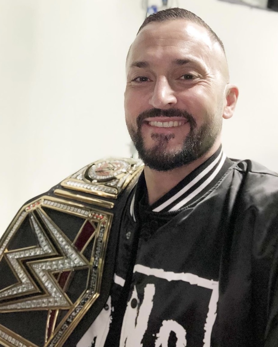 WWEDeutschland's tweet photo. Alles Gute zum Geburtstag, @SebastianHackl! 🎁🥳🎉 #WWE #WWERaw #WWEDieWoche #HappyBirthday #SebastianHackl https://t.co/uLbLQLXvlV