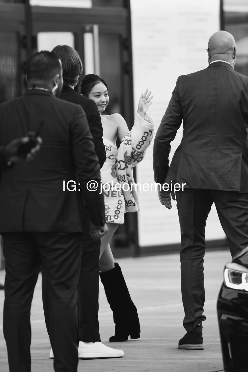 joleomemeier's tweet photo. JENNIE KIM ARRIVING AT THE CHANEL FASHION SHOW 

JENNIE CHANEL TAKEOVER
#JENNIExCHANELSS23 https://t.co/tWhBorwD3J