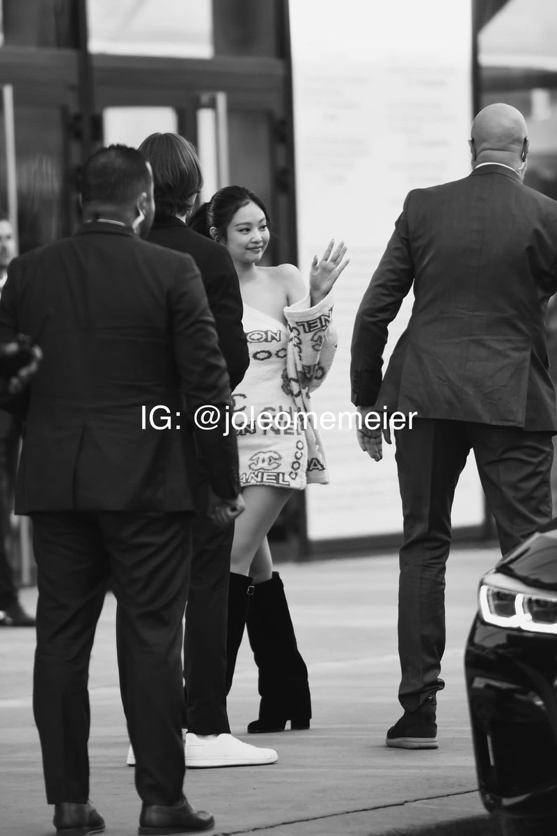 joleomemeier's tweet photo. JENNIE KIM ARRIVING AT THE CHANEL FASHION SHOW 

JENNIE CHANEL TAKEOVER
#JENNIExCHANELSS23 https://t.co/tWhBorwD3J
