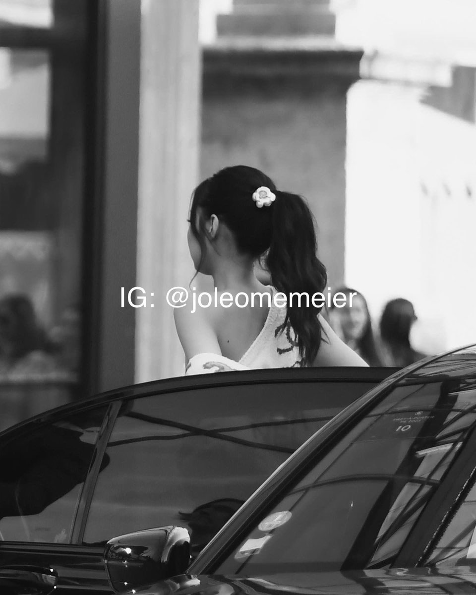 joleomemeier's tweet photo. JENNIE KIM ARRIVING AT THE CHANEL FASHION SHOW 

JENNIE CHANEL TAKEOVER
#JENNIExCHANELSS23 https://t.co/REysNCmYqQ