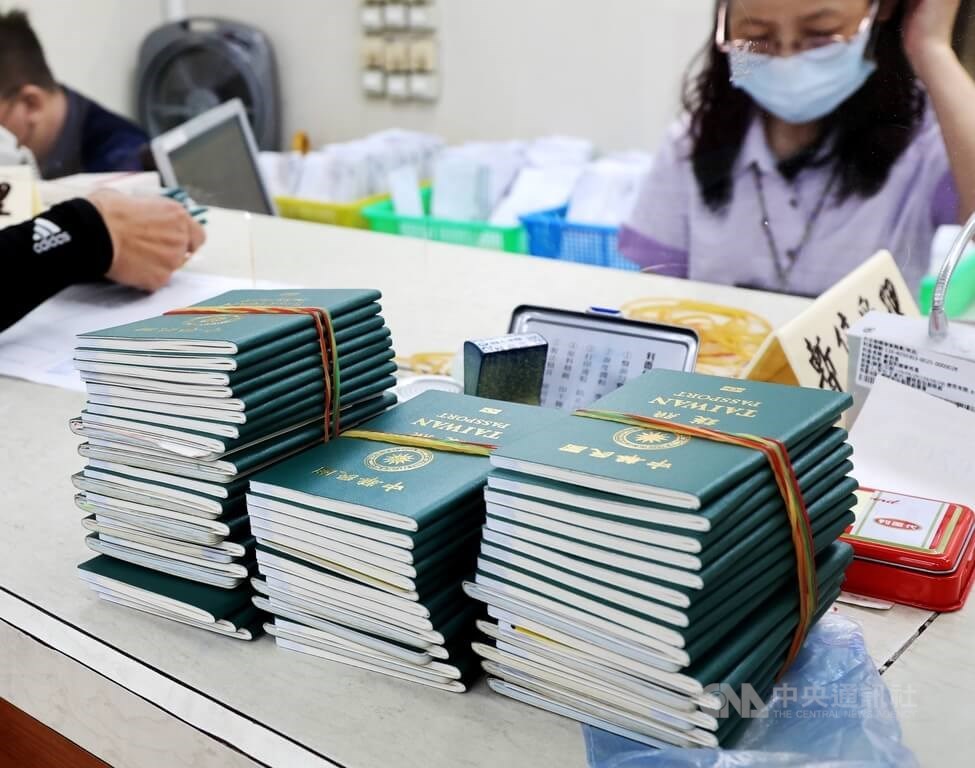 #Taiwan sees #passport applications surge after it announces an end to #COVID19 #quarantine on Oct. 13. taiwannews.com.tw/en/news/4676834