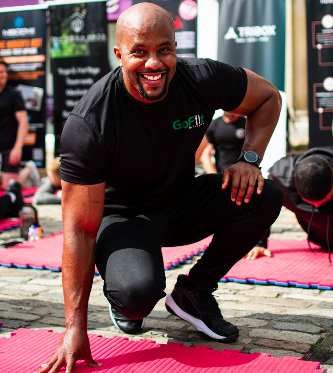 Hertfordshire firefighter and Go Fiit Nutrition owner, Andrew McKenzie and his team smashed the 14,000 Challenge by completing an incredible 20,000 push-ups in Hitchin’s Market Square in just three hours 🙌🙌🙌

You can still support the team at: justgiving.com/gofiitpushupch…💪