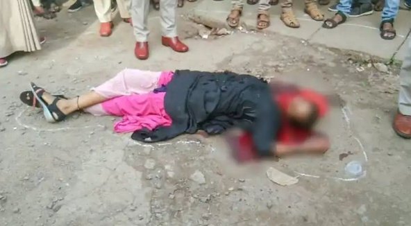 Shaad_Bajpe's tweet photo. #Karnataka: Horrific incident happened at Gadag where a 35year old Muslim convert Minaz Befari (Shobha Lamani) was stabbed to death while returning from a bakery.
Chetan Hulakannavar, Shrinivas Shinde, Kumar Maranabasari have surrendered to police after committing the crime.
1/2 https://t.co/hhH9UFtnQ9