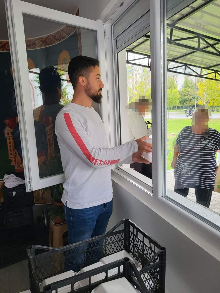 Речиси 20 дена Х.О "Свети Спас" секојденовно дели храна на нашите сиромашни сограѓани.

Храна се дели во Црквите Св.Спас во Драчево и Св. Никола во  Аеродром а од денес започнуваат да делат и во Св. Апостоли Петар и Павле - Ѓорче Петров

Македонскиот народ е најхуман народ!