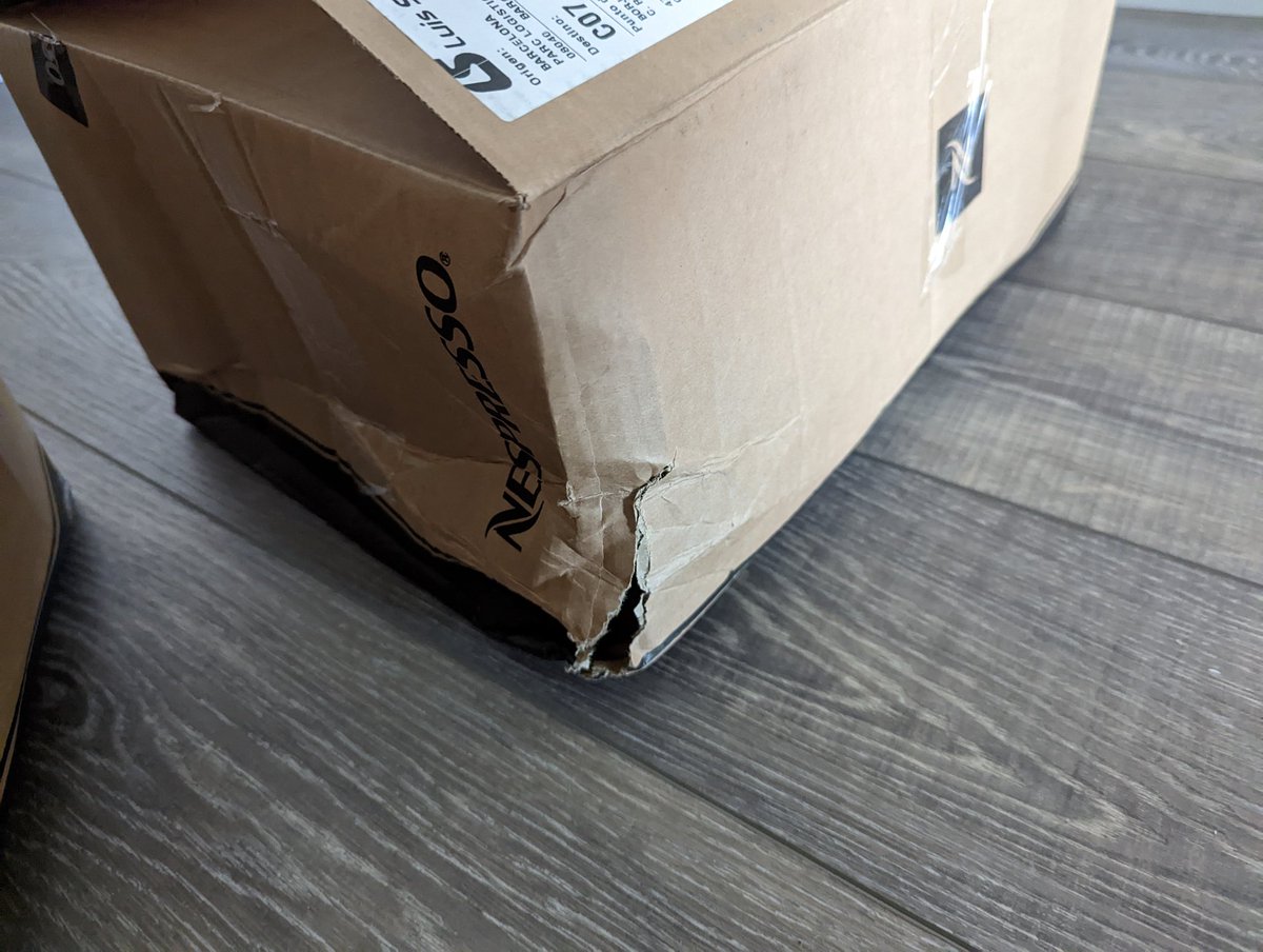 Niltsiar's tweet photo. @NespressoES menos mal que en el pedido había sólo cápsulas de café esta vez y no tazas o vasos, pero deberíais conocer cómo llegan algunos de los paquetes enviados por @SEUR @SEUR_responde https://t.co/16ZLh0p1I6