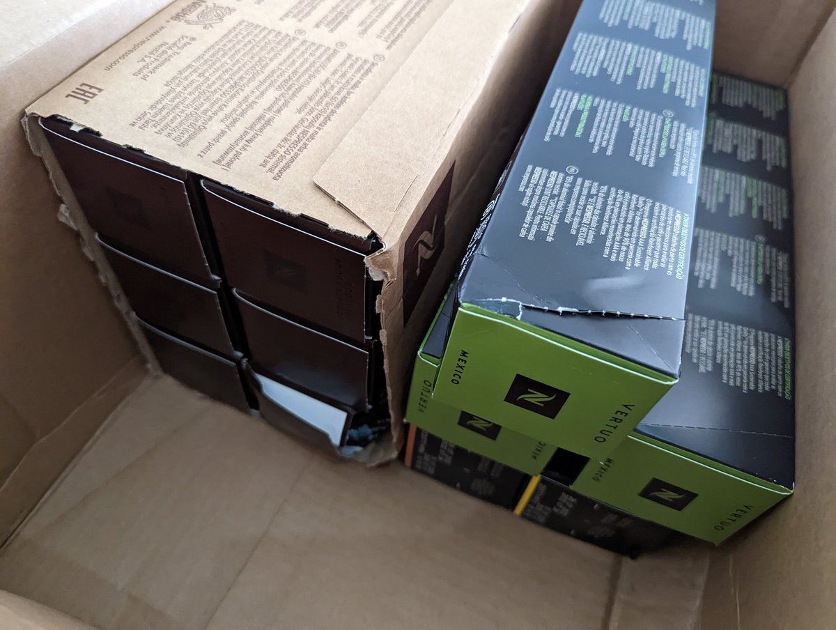 Niltsiar's tweet photo. @NespressoES menos mal que en el pedido había sólo cápsulas de café esta vez y no tazas o vasos, pero deberíais conocer cómo llegan algunos de los paquetes enviados por @SEUR @SEUR_responde https://t.co/16ZLh0p1I6