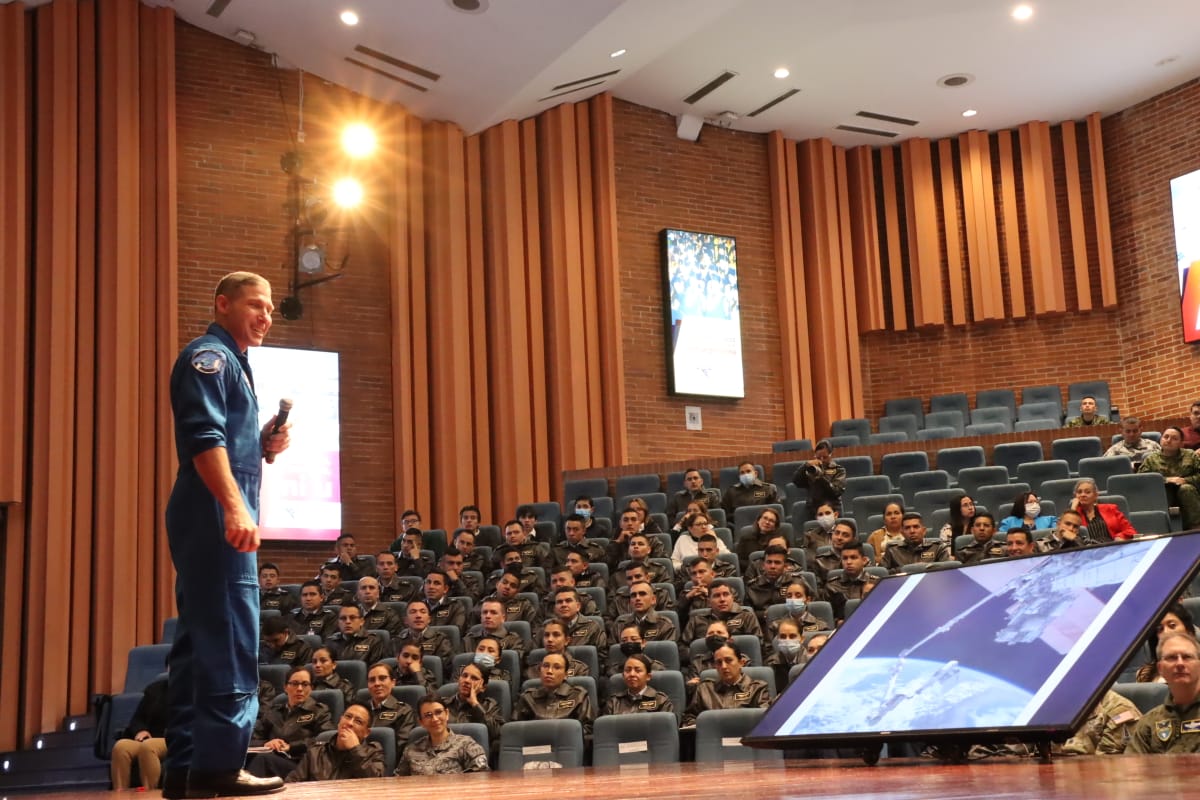 FuerzaAereaCol's tweet photo. #WorldSpaceWeek2022 | Inician conferencias con Michael Hopkins, astronauta invitado, compartiendo algunas de las experiencias adquiridas durante su carrera en el espacio.
#MiFuerzaAérea🇨🇴
#AdAstra🚀
#EPFAC
#PoderEspacialFAC https://t.co/P8mWtFIXhD