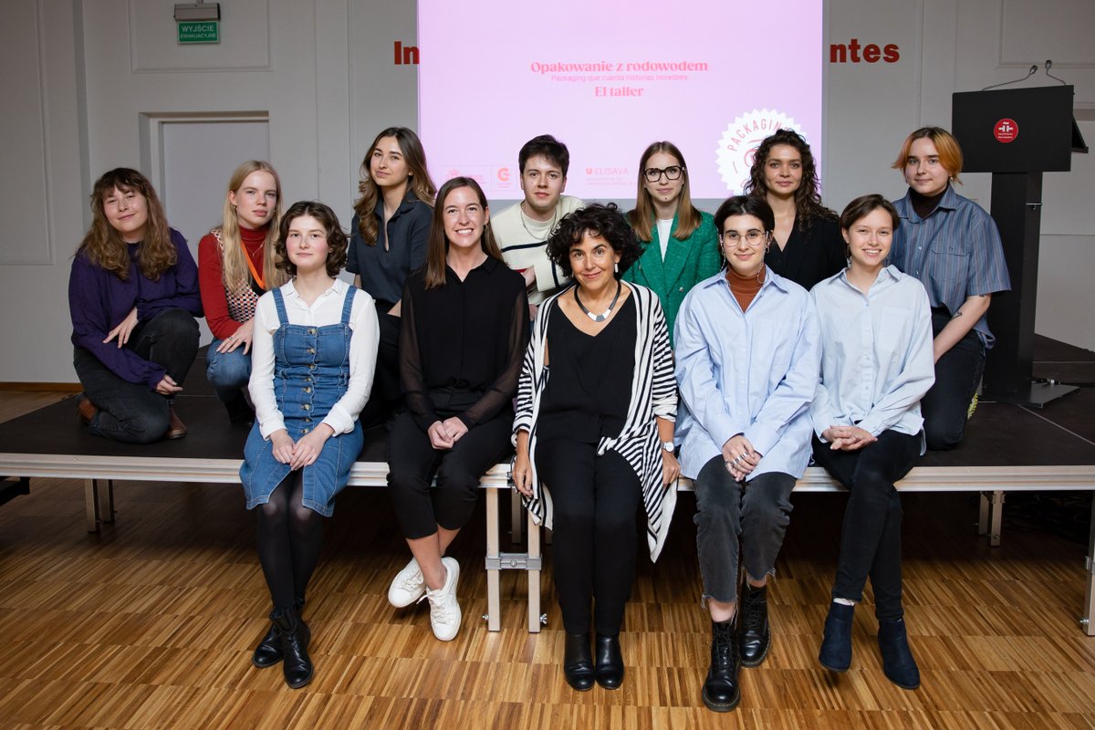 ICVarsovia's tweet photo. 🎁 Con las presentaciones del taller «”Packaging” de Origen. Envases con diseño» por parte de los participantes polacos 🇵🇱 y ucranianos 🇺🇦, terminó la exposición de “packaging” que organizamos con Elisava.

▶️ Aquí el vídeo de las presentaciones: https://t.co/og1kjmlfrK https://t.co/y4i2dFDiAP