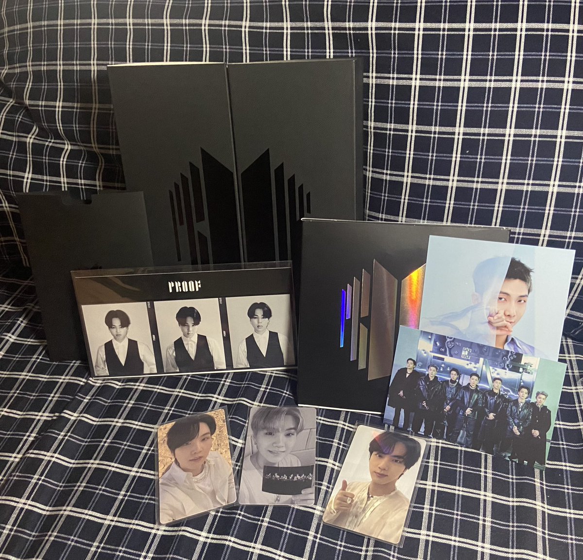 daeguboiyoongle's tweet photo. FINALLY 🥹🫶🏽

my proof set came home yesterday and grabe yung pulls ko!!! 😭 YOONGI UWING UWI WITH MY BIAS WRECKERS 🥹🫶🏽 thank you so much po for the hassle-free transaction and for the constant updates @bighitselects!! 💜 

#BighitSelectsFEEDBACKS https://t.co/AEQbJeQY4Z
