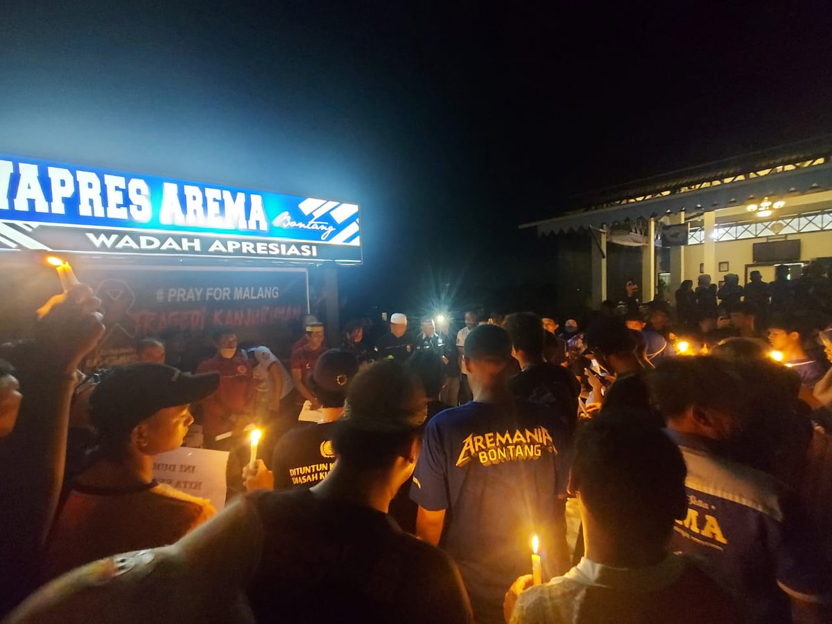 Doa bersama untuk korban #TragediKanjuruhan yang dilakukan diberbagai kota di Kalimantan bersama para suppporter klub di Indonesia 
#UsutTuntasTragediKanjuruhan 
#SepakatDamai