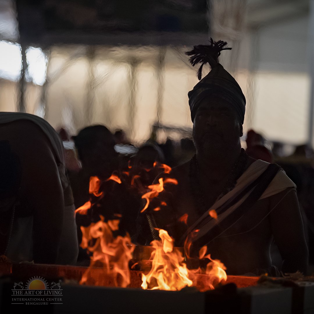 ArtofLivingIC's tweet photo. Rishi Homa honours the tradition of holy masters who imparted us precious knowledge in its purest form. 11 Kalashas, each representing one Maha Rishi are honoured during this Yagna.

The Homa was performed on Day 9 of #Navratri2022 celebrations in presence of Gurudev @SriSri. https://t.co/VA9sOKJbuF