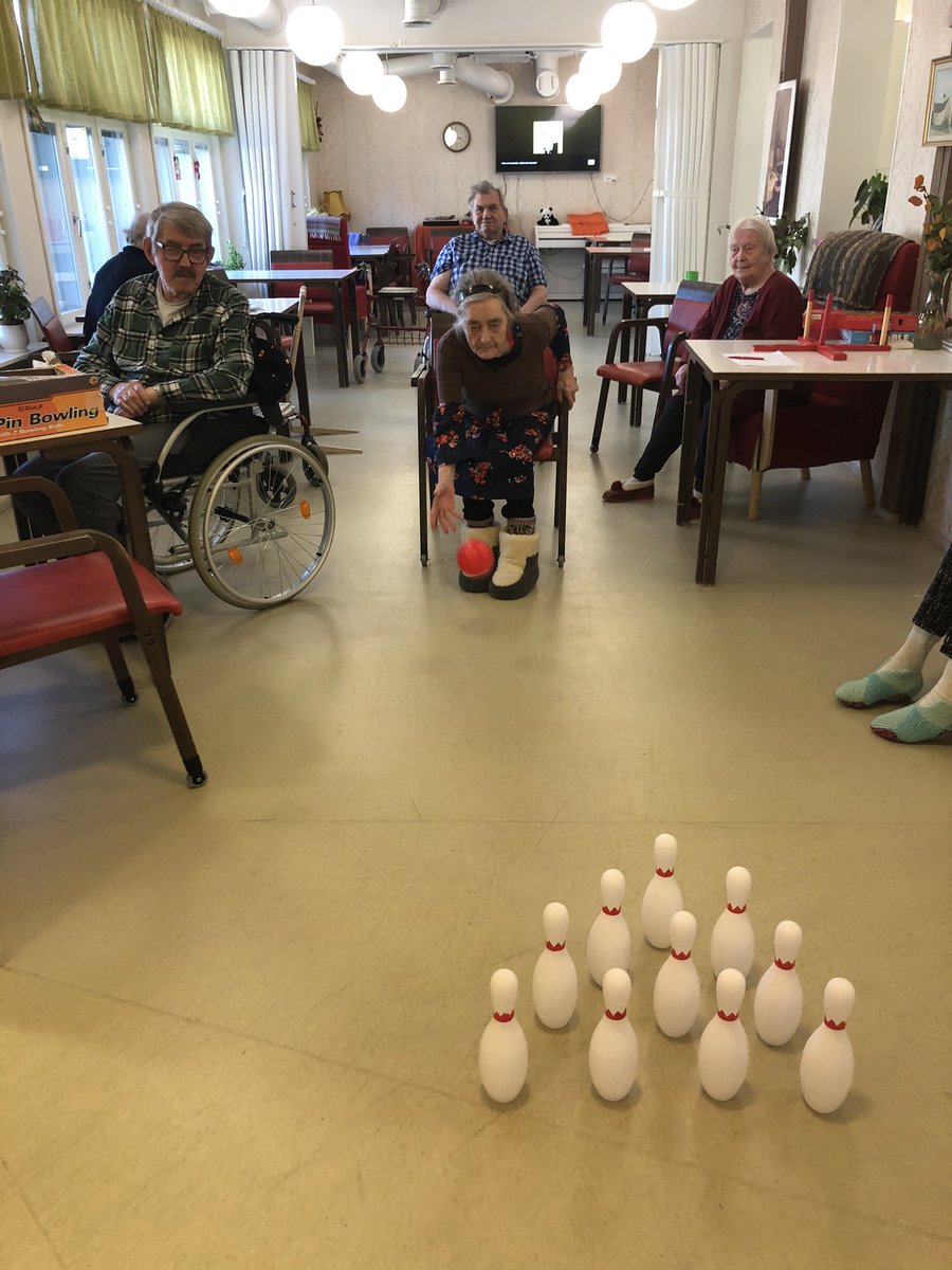 korpela_tiina's tweet photo. Tänään keilattiin Nikulassa. Onnea Oili 100 v. kolmas palkinto🥉 #VanhuusOnTulevaisuus  #vtkl #Ikaalinen #Nikula #tehostettupalveluasuminen https://t.co/g4s4AxWJ5Q