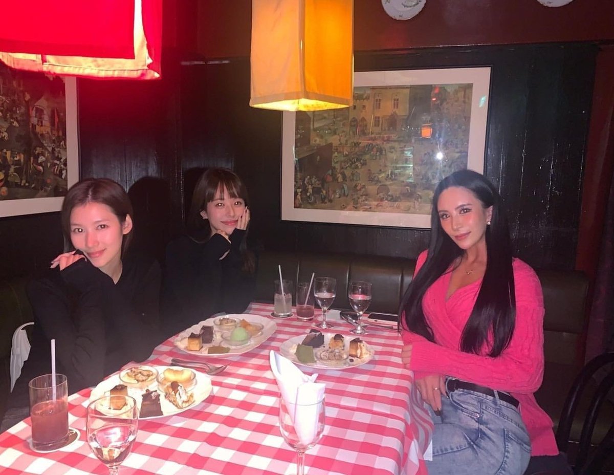 sanapics's tweet photo. sana's on her friend's instagram update https://t.co/AO1nrtJffi