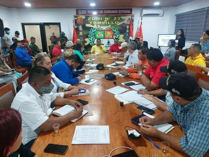 legislativoTRU's tweet photo. #notiCLET ll El Leg. @Carlosigl2, presidente de @legislativoTRU acompañó al gobernador bolivariano @Gerardo4fPsuv ,en la reunión de trabajo con el Estado Mayor de Emergencia, para evaluar la situación del estado luego de las fuertes lluvias de las últimas horas. https://t.co/q11ZtNMr7f