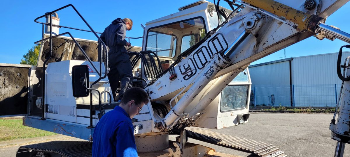 MostafaFourar's tweet photo. Au @LyceeProTissie  #saverdun les élèves en maintenance des matériels et chaudronnerie industrielle sont formés en lien étroit avec le monde économique du territoire. Merci à ces entreprises et à l'Université d'été du Seimat qui a accueilli ici des professeurs de toute la France. https://t.co/awAnX8FLgN
