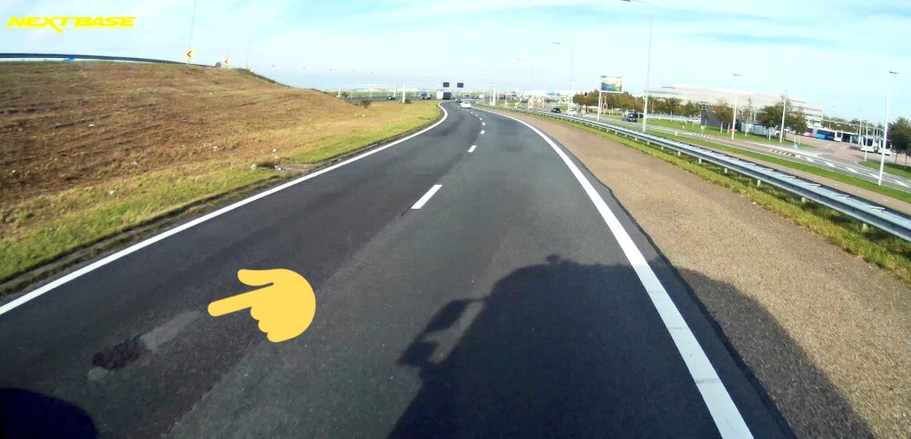 tonnieontour's tweet photo. ⚠️🕳| Beste @RWSverkeersinfo, op knooppunt #dehoek #a4 thv 10.3li N zit een asfaltschade op rs1. Kunnen jullie iemand aansturen hier even een beoordeling over te geven? https://t.co/nmKBKwQfig